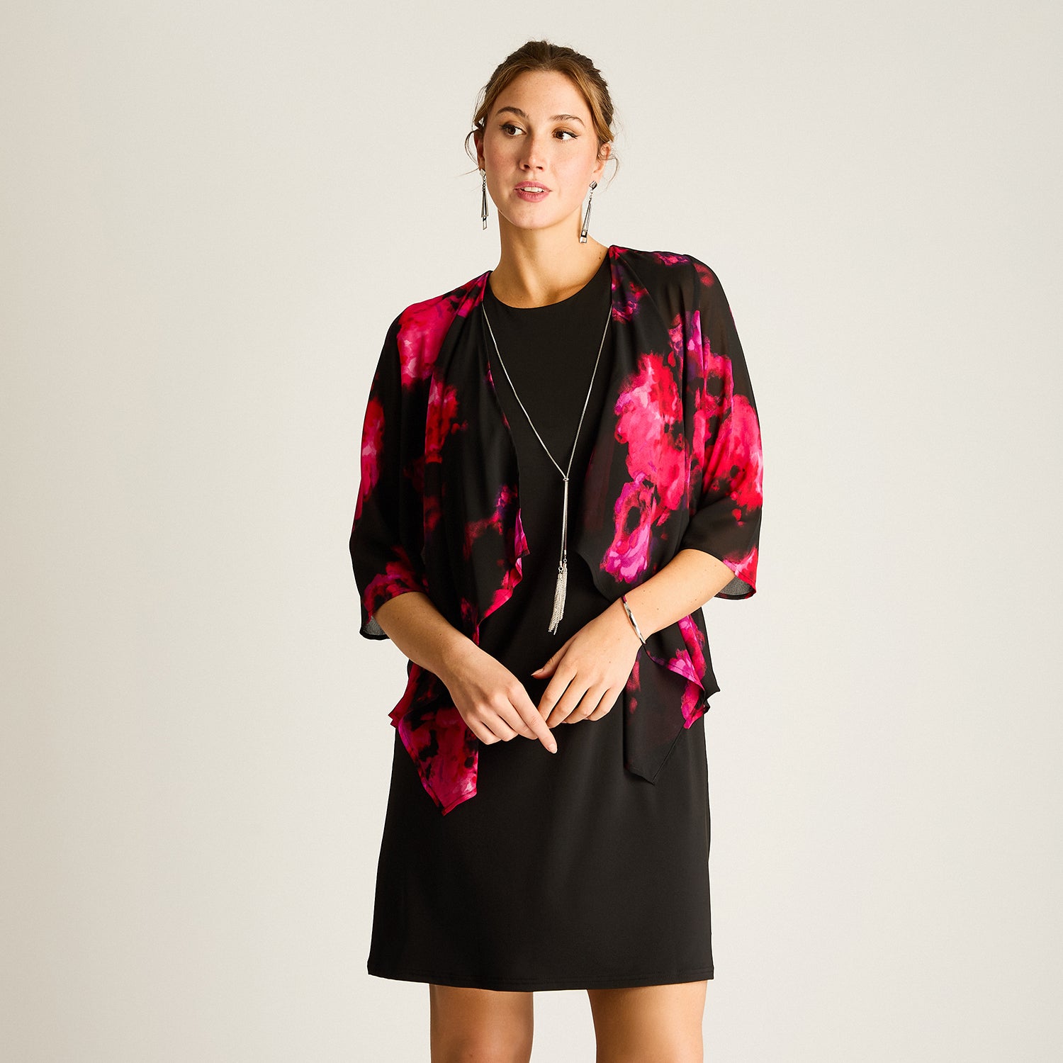 Vestido Corto Negro con Capa Estampada